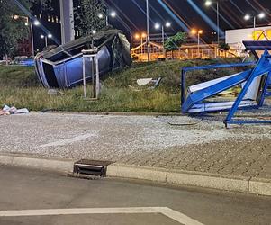 Nocny wypadek w Krakowie. Auto zmiotło wiatę przystanku! [ZDJĘCIA]