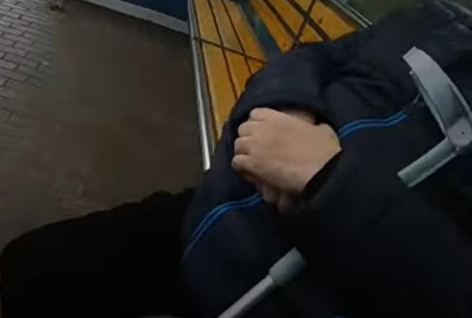 Policjantka z Inowrocławia pomogła seniorowi, który siedział na przystanku