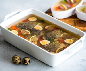 Karp w galarecie – przepis na smaczne i efektowne danie. Jak przygotować tradycyjnego karpia w galarecie?