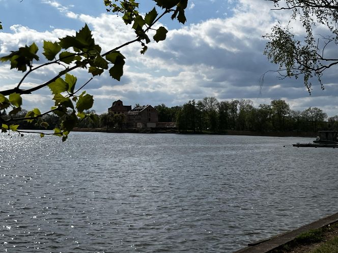   Ełk. Tłumy turystow odwiedzają to miasto. Jest największym na Mazurach
