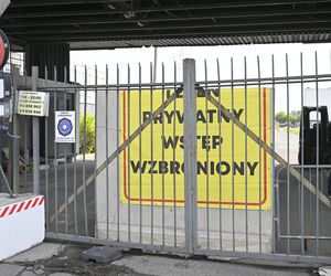 Komornicy na Modlińskiej. Nerwowe starcie przy hali na Białołęce. Ostry konflikt kupców z zarządcą hali