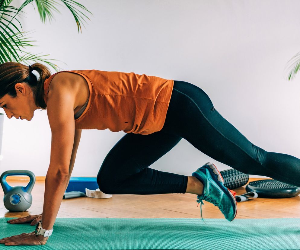 Kobieta wykonująca ćwiczenie na macie