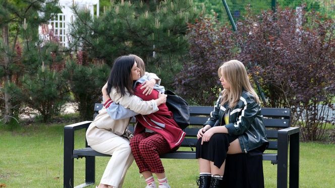 M jak miłość odc. 1885. Sara (Nadia Smyczek), Lenka (Olga Cybińska), Kinga (Katarzyna Cichopek)