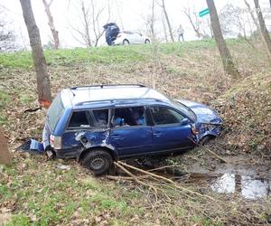 Pijany kierowca wjechał do rowu. Miał dwa promile