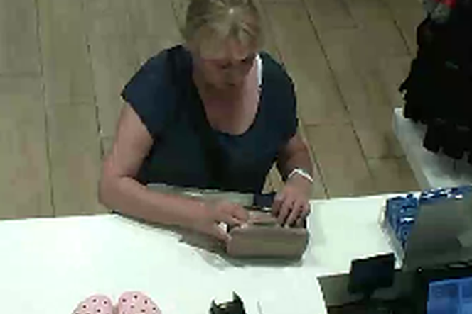 Przywłaszczyła portfel, szuka jej policja