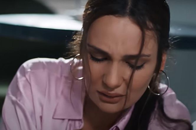 Yagmur potyka się i upada 