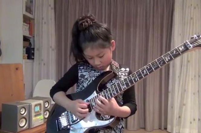 Mała Japonka wymiata na gitarze