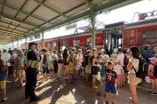 Wycieczka pociągiem czytelników Sądeckiej Biblioteki Publicznej i spotkanie z autorami książek w Piwnicznej 