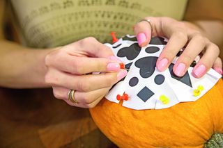 Ażurowy lampion z dyni – instrukcja wykonania (2)