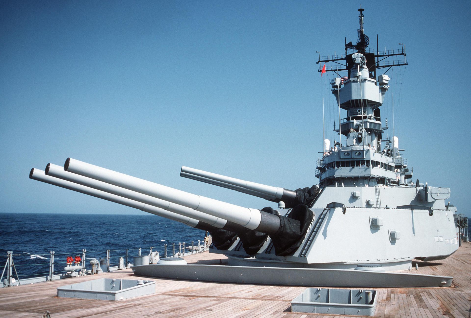 Trump rozważa powrót pancerników do US Navy. Czy era wielkich dział wróci na ocean?