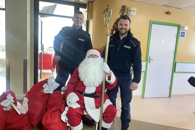 Mikołaj odwiedził małych pacjentów Matki Polki. Rozdano aż 300 prezentów [ZDJĘCIA]