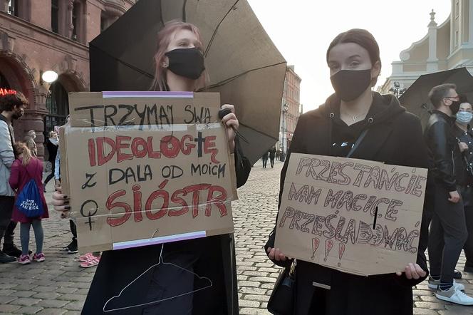 Wieszaki, czarne parasole i wymowne hasła. Trzeci dzień protestów w Toruniu [WIDEO, ZDJĘCIA, AUDIO]