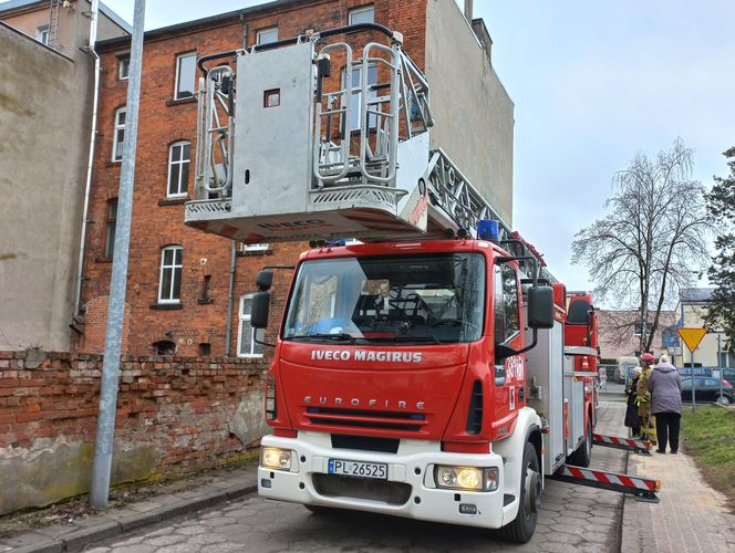 Pożar w kamienicy w Lesznie. Strażacy wynosili sadzę z komina wiadrami 