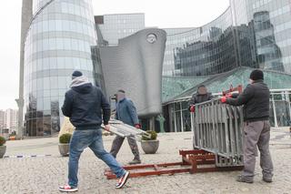 Siedziba TVP w Warszawie jak twierdza. Na Woronicza ustawiają barierki, szykują się do protestów