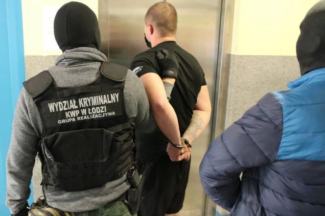 Łódź: Publikował zdjęcia policjantów i ich rodzin oraz nawoływał do prześladowania. Pokazał kastety i broń podpisując "Wpadajcie pieski"