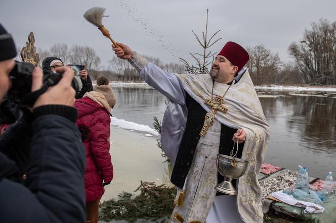 Prawosławni w Sławatyczach obchodzą Święto Jordanu. Woda w Bugu znów poświęcona