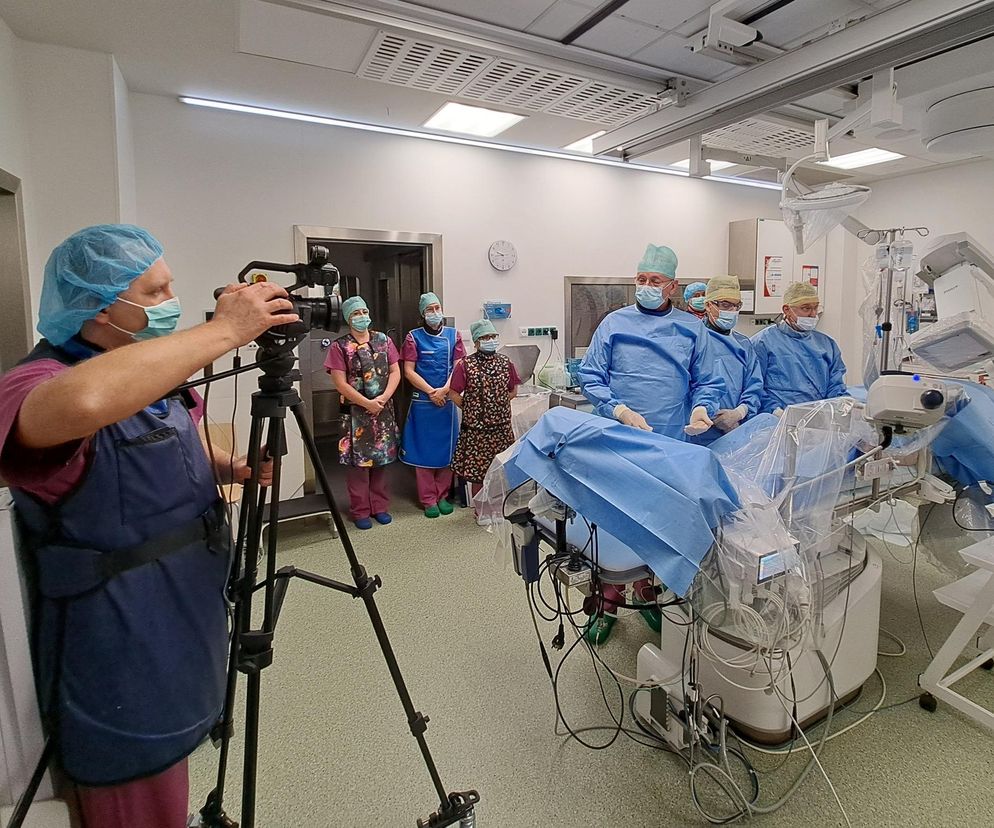 Transmisja na żywo prosto ze ŚCCS w Zabrzu. Medycy przeprowadzili zabieg złożonej angioplastyki