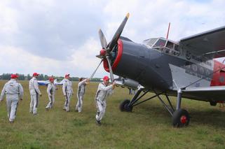 Odlot załogi Romualda Koperskiego na trasie Warszawa - Tokio - Warszawa 