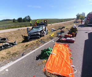 Czołowe zderzenie na szesnastce. 7 osób poszkodowanych, w tym dziecko!