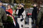 Joanna Racewicz ociera łzy przy grobie męża, pocieszyła ją Barbara Nowacka