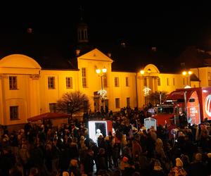 Ciężarówka Coca-cola w Białymstoku! Świąteczna atrakcja przyciągnęła tłumy mieszkańców na Rynek Kościuszki