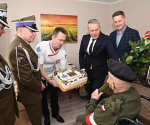 Setne urodziny bohatera! Niezwykła uroczystość Stanisława Szostaka, żołnierza AK i więźnia sowieckich łagrów