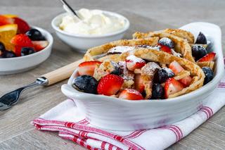 Naleśnikowe wstążki z truskawkami – lekki i pyszny obiad na słodko