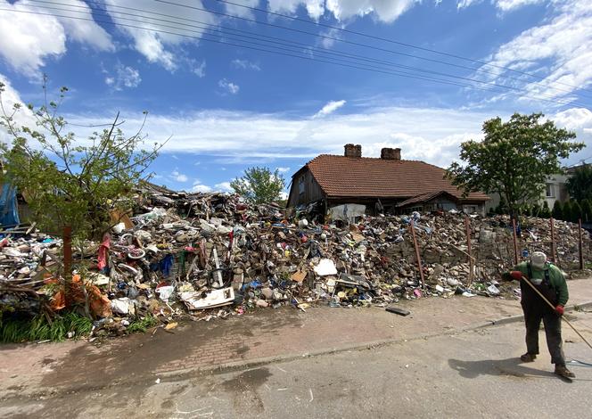 Wójt Piątnicy (woj. podlaskie) likwiduje niebezpieczne składowisko odpadów na prywatnej posesji