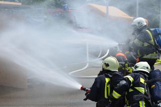 Pożar auta przewożącego butle gazowe. Dwie osoby poparzone, 340 ewakuowanych