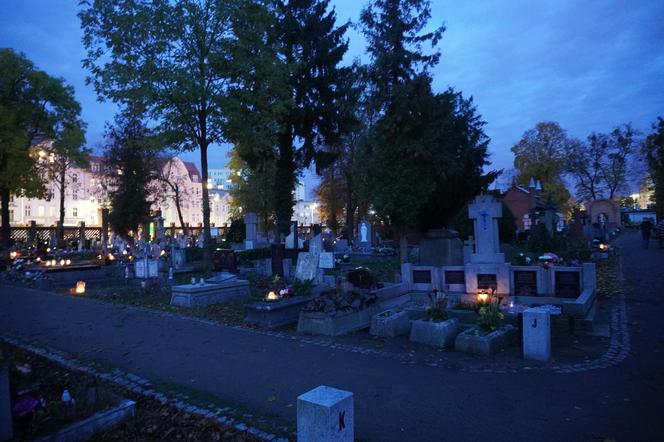 Tak wygląda Cmentarz Starofarny w Bydgoszczy po zmroku w przeddzień Święta Zmarłych. Zobacz zdjęcia