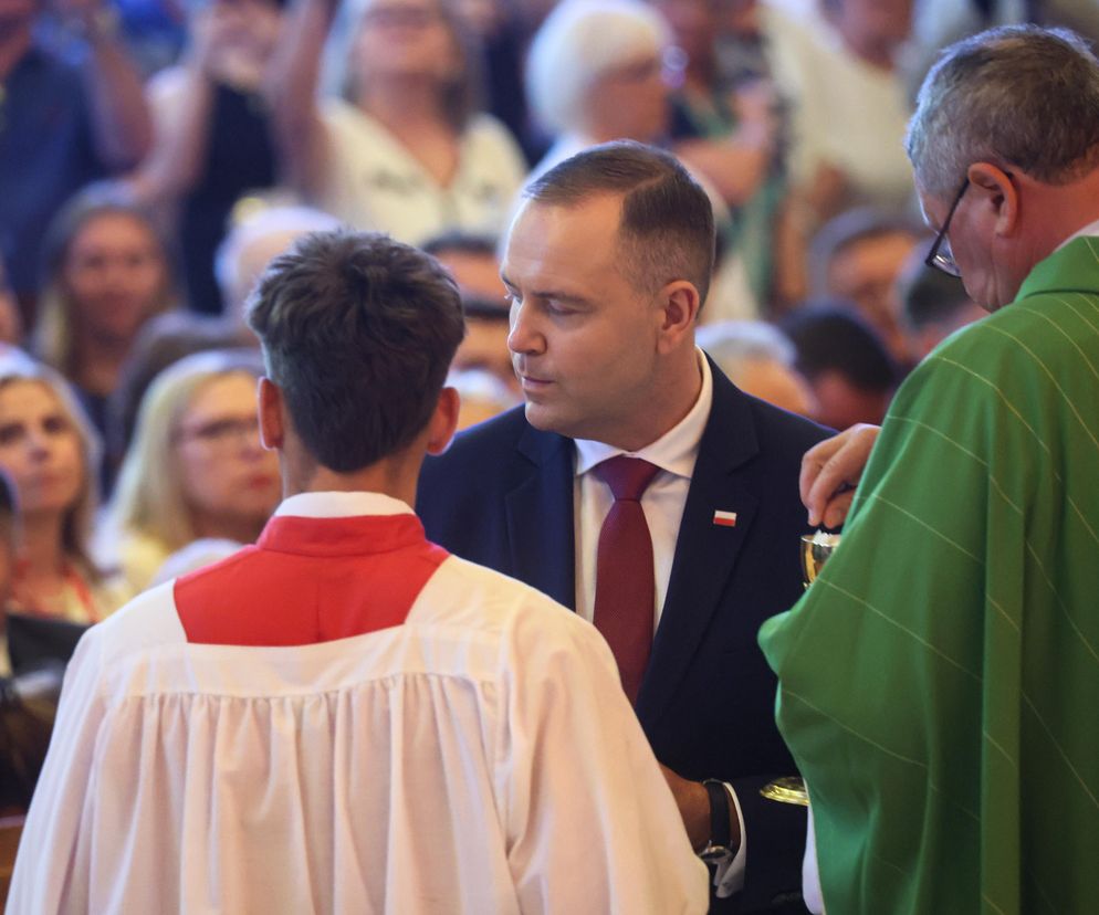 Fałszywy ksiądz zakłócił mszę z udziałem Nawrockiego.  Zaskakujący incydent podczas wizyty prezydenta Polski w USA