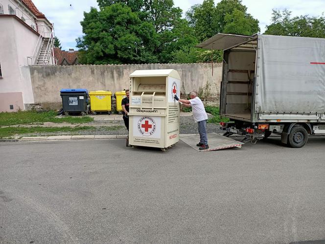 W Pieniężnie pojawiły się kolejne pojemniki PCK do zbiórki używanej odzieży