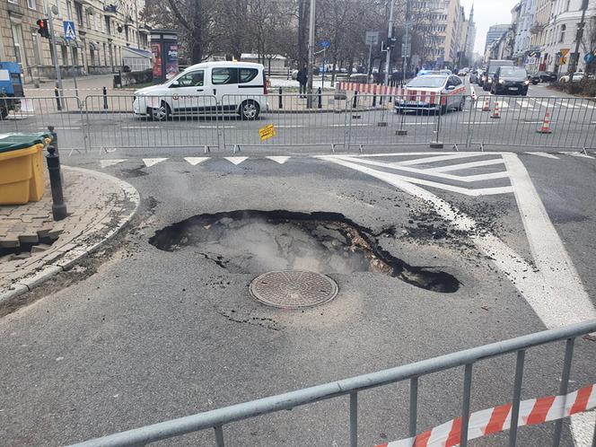 Awaria ciepłownicza w Warszawie 8.12.21! Kłęby dymu na Pięknej i Mokotowskiej! 