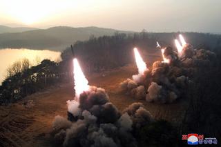 Korea Północna ćwiczy prawdziwą wojnę. Jednostka misji uderzeniowych wystrzeliła serię rakiet