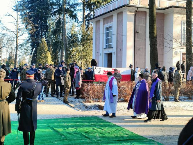 Uroczystości pogrzebowe Iwony Śledzińskiej-Katarasińskiej na Dołach. Wzięło w nich udział wiele osób [ZDĘCIA]