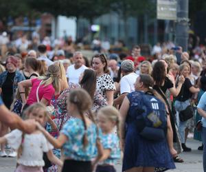 Potańcówki przed Teatrem Śląskim w Katowicach. Roztańczony Wyspiański porwał tłumy