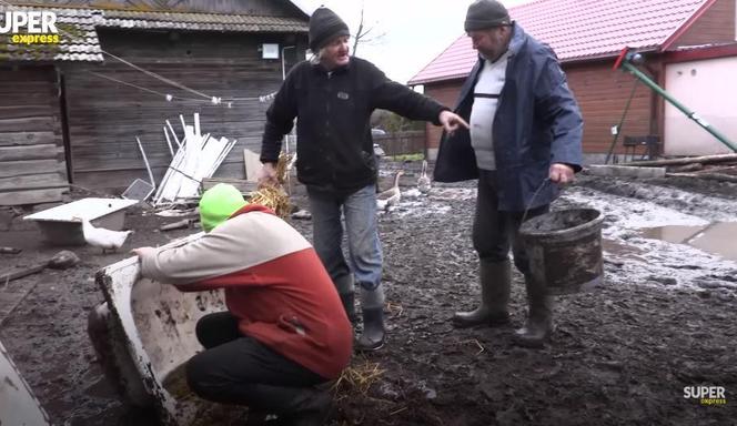 Rolnicy. Podlasie. Słynne błoto na podwórku Gienka i Andrzeja z Plutycz. Koszmar! Nie da się chodzić