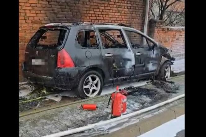 Pijany kierowca uderzył samochodem w budynek. Auto stanęło w ogniu, pożar przeniósł się na budynek