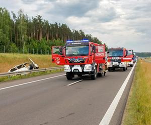 Dwóch mężczyzn nie żyje, kilku zostało rannych! Potworny wypadek busa na S7. Auto zostało zmasakrowane