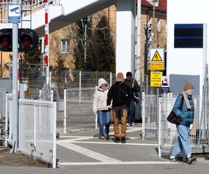 Nowa kładka gotowa od miesięcy. Mieszkańcy wciąż czekają na oficjalne otwarcie. „Nie dotrzymali terminu”