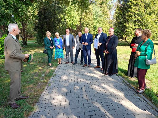 Trzy młode buki purpurowe na Skwerze Leśników Polskich wspólnie zasadzili pracownicy Nadleśnictwa Siedlce i Lasów Państwowych, władze miasta Siedlce i radni.