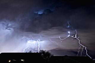 Nawałnica ominęła Łódź, ale w województwie armagedon. Wiatr łamał gałęzie drzew, uszkodził dachy i zrywał linie energetyczne [SZCZEGÓŁY]