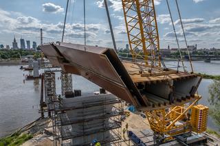 Kładka przez Wisłę w Warszawie: montaż ustroju nośnego