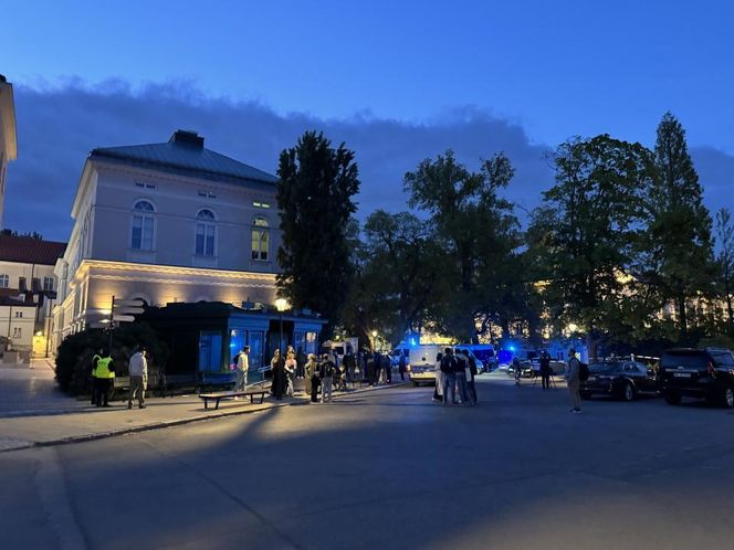 Uniwersytet Warszawski w żałobie. Przed budynkiem wystawiono zdjęcie zabitej 53-latki