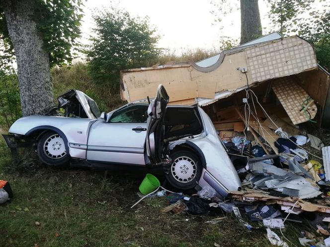 Śmiertelny wypadek auta z przyczepą kempingową w powiecie braniewskim. Nie żyje 35-latek