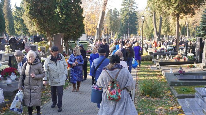 1 listopada na cmentarzu przy ul. Lipowej w Lublinie. Mieszkańcy odwiedzają groby swoich bliskich