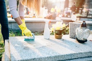 Mycie i czyszczenie nagrobków. Sprawdź praktyczne porady przed dniem Wszystkich Świętych