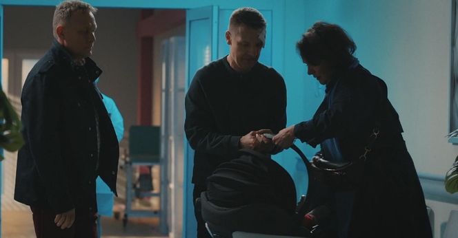 M jak miłość odc. 1876. Paweł (Rafał Mroczek), Artur Rogowski (Robert Moskwa), Marysia (Małgorzata Pieńkowska)