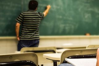 Edukacja obywatelska wchodzi do szkół. Nowy przedmiot od września 2025 roku. Co będzie na lekcjach?
