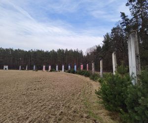 Największa kolekcja muru berlińskiego jest pod Wrocławiem. Na polu ustawiono kilkadziesiąt żelbetowych płyt z NRD